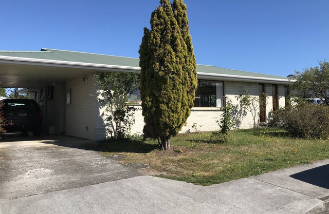 Cómoda y tranquila casa de playa en Otaki con vistas a las montañas