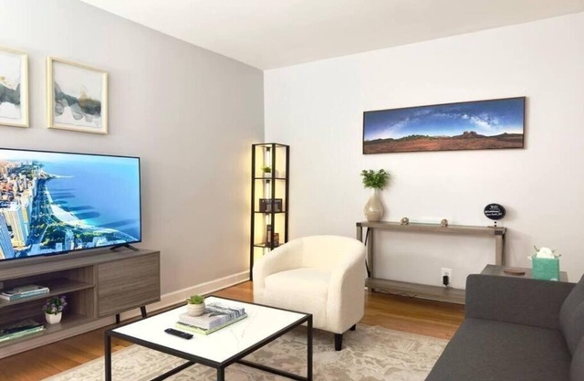 Comfy Retreat In Rogers Park, Prime Location!