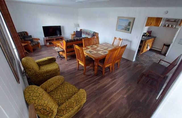 Comfy, Roomy, Close to Stores, Trails & Lake