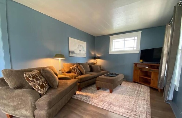 Comfy spacious 2 bedroom home a short walk to Honeywell