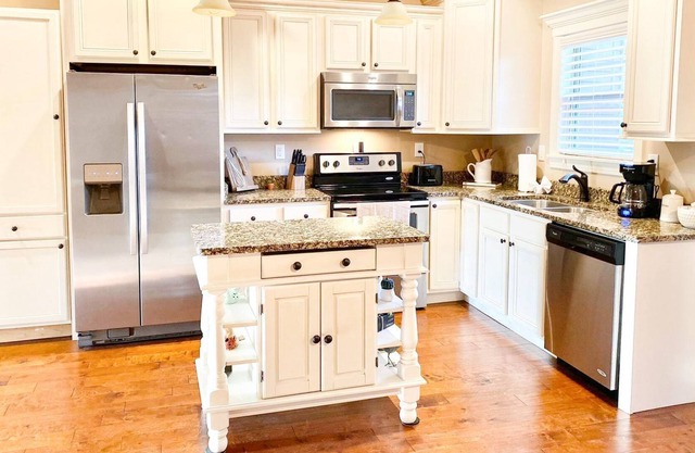 Comfy, Spacious Townhome in Cleveland