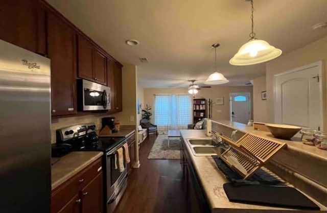 Comfy Townhome~ Modern Farmhouse with Full Office!