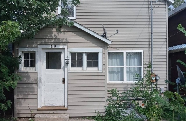 Comfy two bedroom home with washer & dryer!