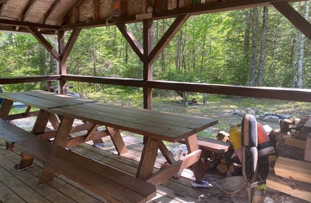 Comfy Woodland Camp Privacy withinin minutes of local amenities and attractions!