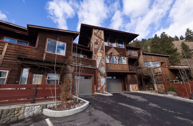 Commanding views just minutes from downtown with Elevator access