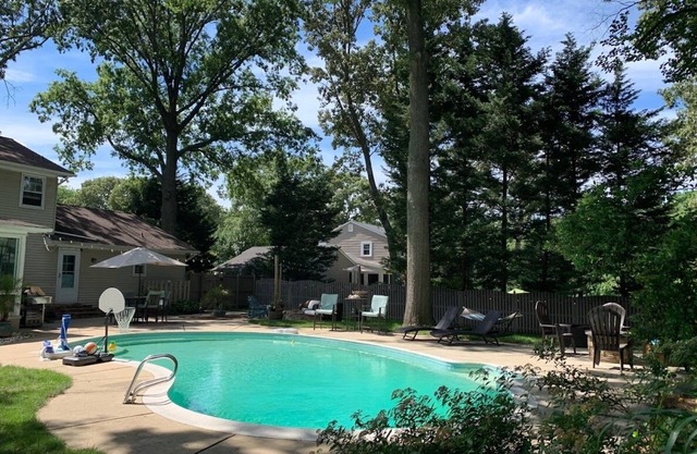 Cocina gourmet, pisos de madera, sala de 4 estaciones con calefacción y aire acondicionado con vista al patio privado cercado con hermosa piscina, pozo de gas, parrilla de gas, área de patio