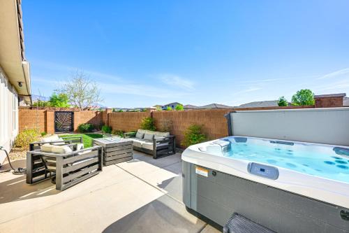 Community Pool and Private Hot Tub Washington Home!