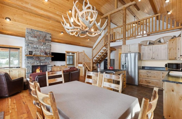 * * *Como Peaks Cabin* * *