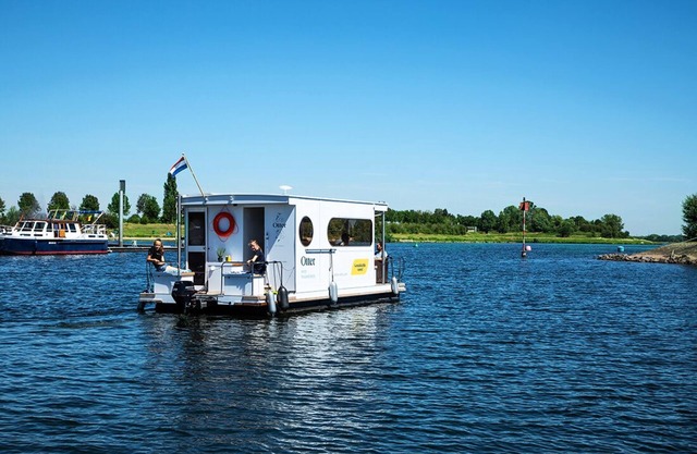 Compacta casa flotante de vela y estacionaria en alquiler. No se requiere licencia de barco