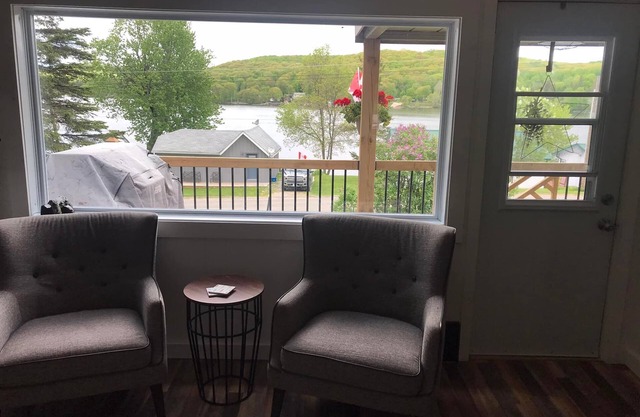 Compass Lakeview Cottage with Doe Lake scenery