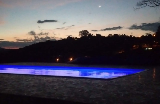 Complete house with two barbecue grills, swimming pool, kiosk, fishing spot on site.