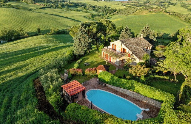 Antigua casa de labranza para necesidades modernas con piscina y jardín.