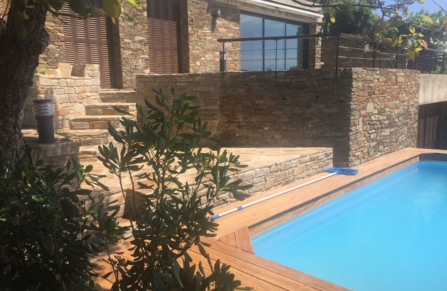 Villa completamente renovada con piscina, espléndida vista de las Islas Doradas.