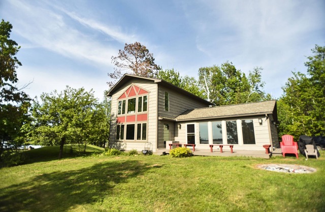 Completamente remodelado 4bd / 2ba Lake Home, hermosa playa, cocina gourmet