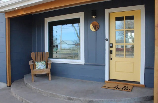 Completely Remodeled home walking distance to the Coliseum & Spur Arena