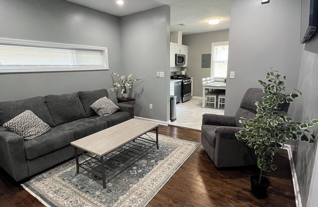 Completely Renovated 2-bedroom cottage in Kansas City with WiFi, TV & W+D.
