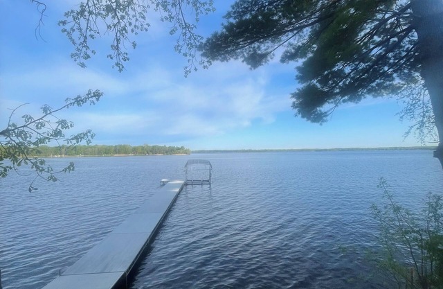 Completely Renovated 2 bedroom1bath with loft Farm Island Lake
