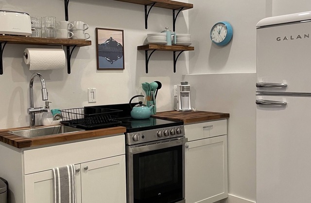 Completely Updated, 10 min to downtown AVL, Long term welcome