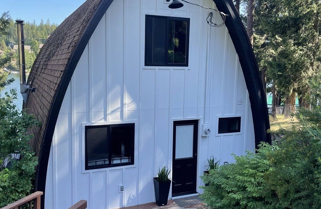 Completely Updated Primary Hayden Lake Cabin