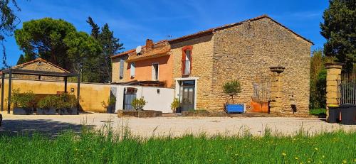 Complexe dans un grand Mas Provençal en campagne avec piscine privée