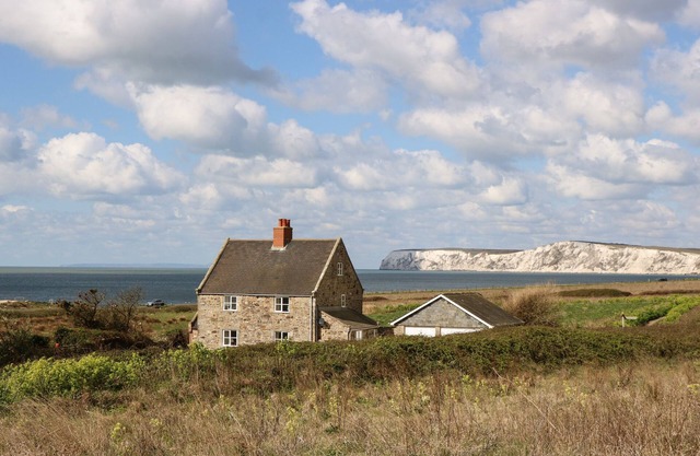 COMPTON GRANGE, pet friendly, character holiday cottage in Freshwater
