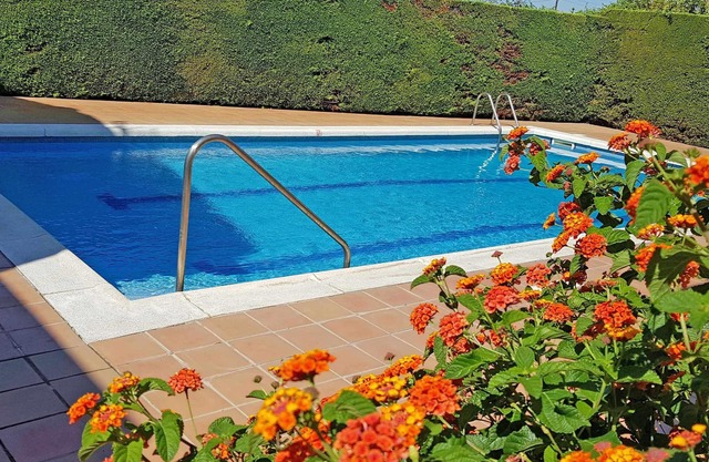 Con piscina en residencia muy tranquila.