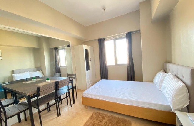 Condo across SM City Cebu with Wifi, up to 4 person