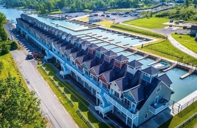 Condo and private boathouse on tranquil bay with marina access