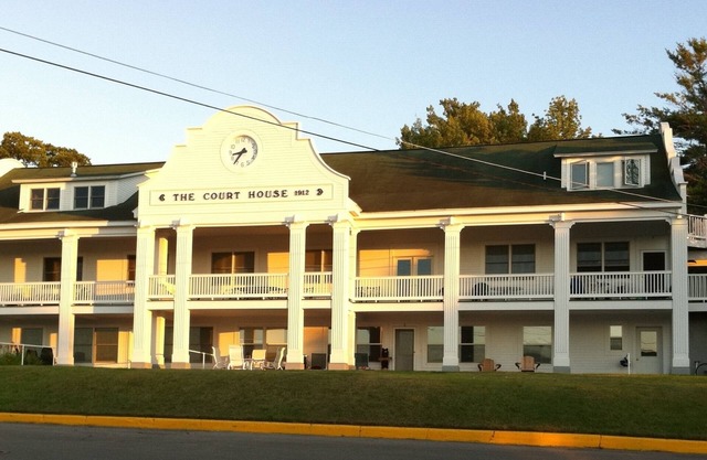 Condo en un palacio de justicia histórico en Beulah y pasos de Crystal Lake Beach