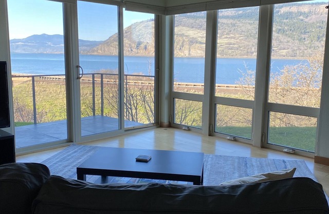 Condo near Hood River with spectacular Gorge view