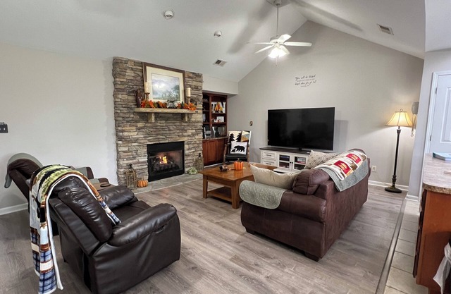 Condo w/ garage close to everything just off the Parkway in Pigeon Forge, TN