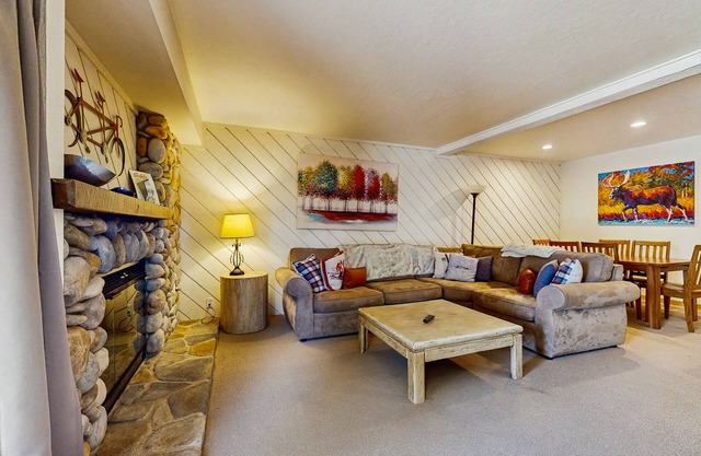 Condo with deck, fireplace, full kitchen, and mudroom area