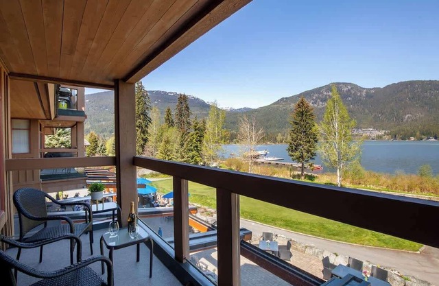 Stunning Lake & Golf Course Views, Free Parking