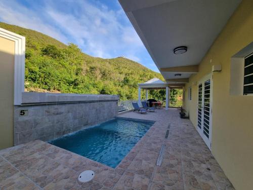 Condo with Pool - Sleeps 8 & bbq facilities