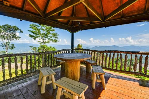 Condo with Private Balcony 6 Mi to Pisgah NF!