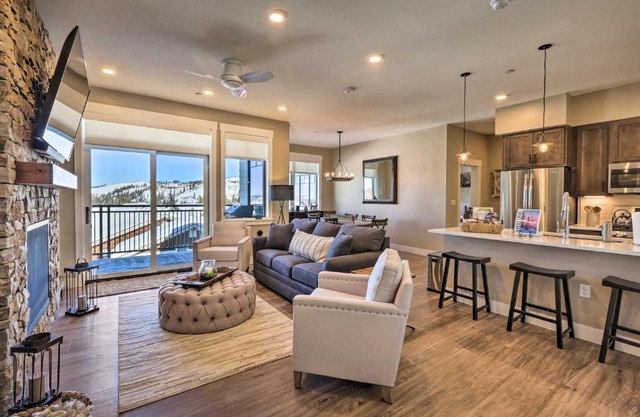 Condo with View - 1 Block to Main St - 4 Mi to Ski!