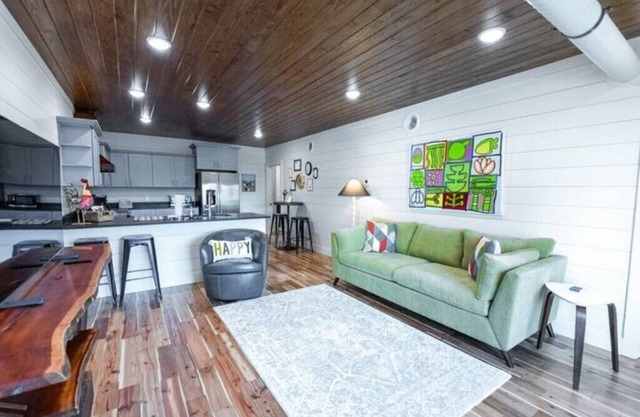 Condominium B in the Holler