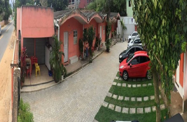 Condominio de diez chalets y piscina para invitados. Excelente costo beneficio.