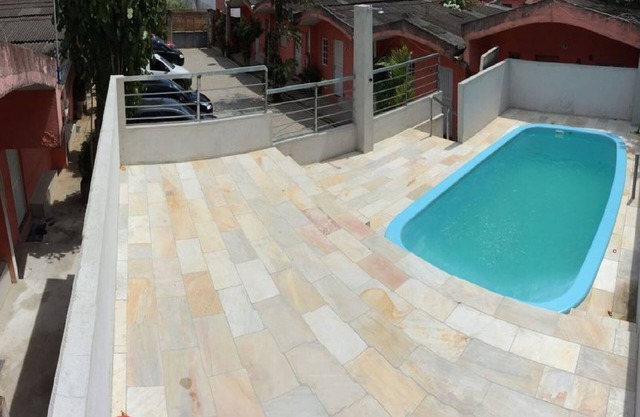 Condominio de diez chalets y piscina para invitados. Excelente costo beneficio.