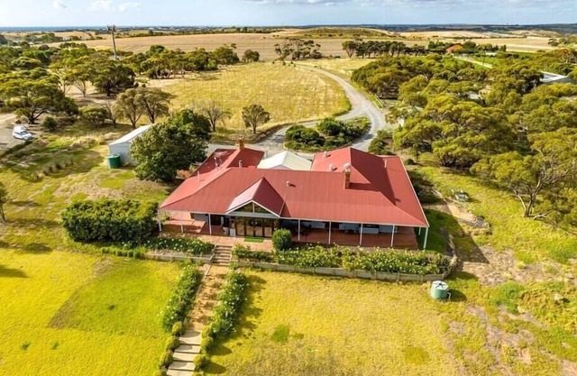 Condor Estate Spacious with Vineyard and Fireplace