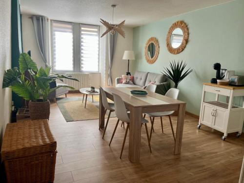 Confort & style dans ce joli appartement de 44 m2, chambre séparée, PLEIN CENTRE de Dole