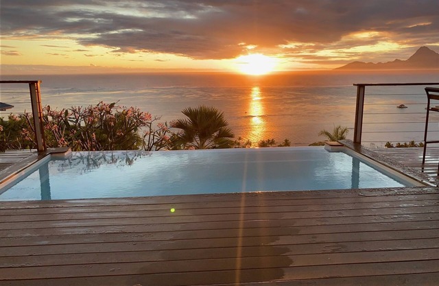 Confortable and cozy Tahiti lagoon view villa with full panoramic view on Moorea