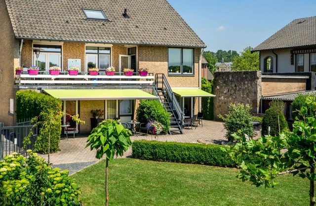 Agradable casa de vacaciones en Schin op Geul con jardín