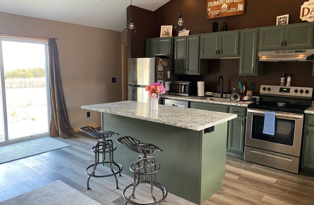Connect with nature - quiet and peaceful modern ranch in Eastbrook