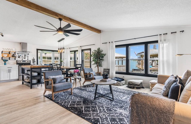 Conroe Lakefront Retreat w/boat dock, kayaks, games, wave runner & boat lift