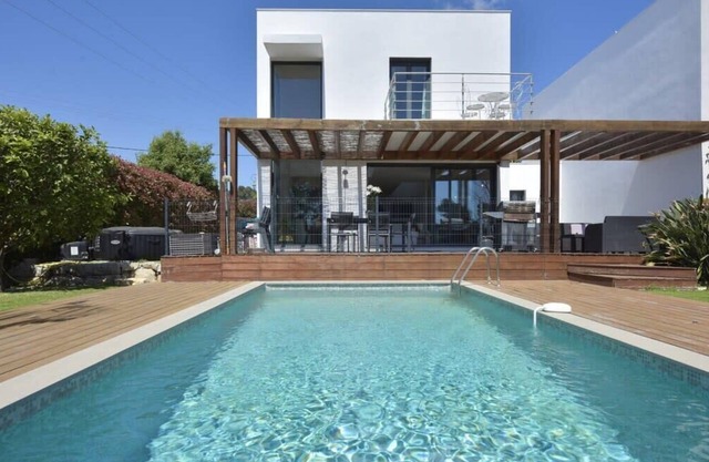 Contemporary Villa with Pool & Jacuzzi