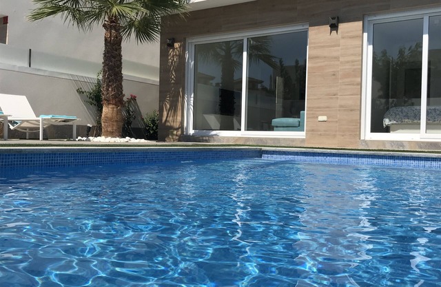 Villa contemporánea nueva con piscina privada y cerca de playas