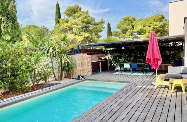 Contemporary villa with pool, 10 minutes from the beach!
