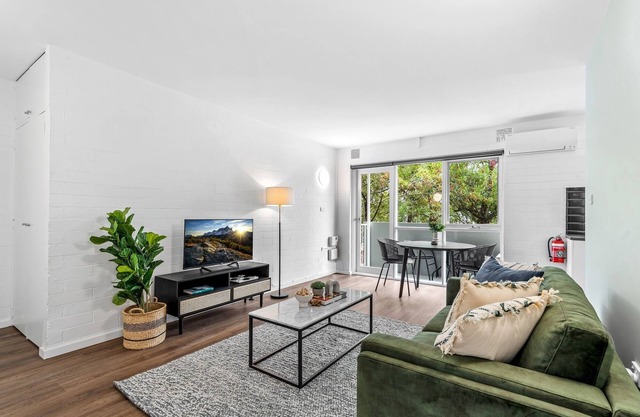 Contemporary 1-Bed Apartment with Park Views