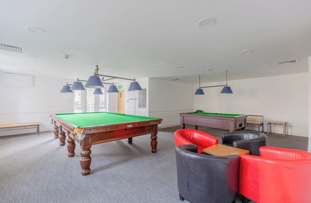 Contemporary 1BD Riverside Retreat with Gym